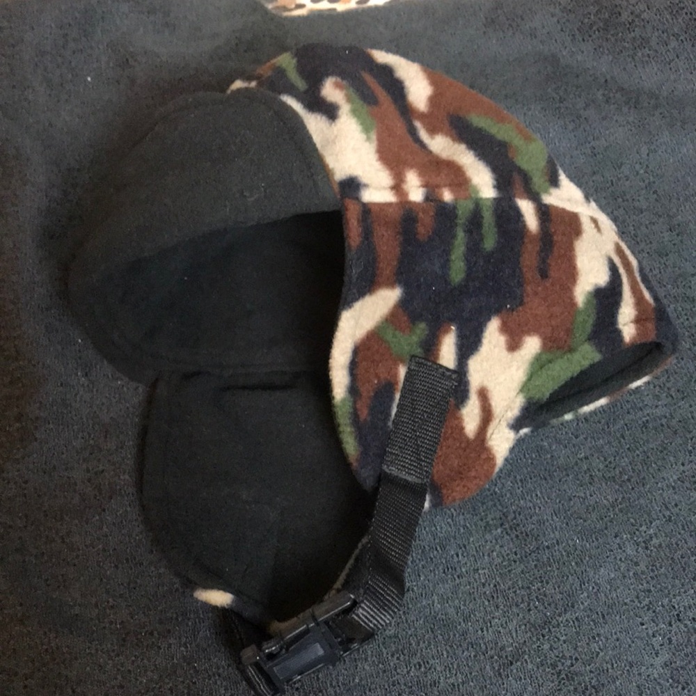 Camo fleece hat young kids covers ears with strap